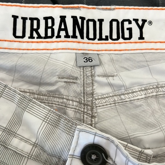 Stylish Gray and White Cargo Shorts with Plaid Pattern - Picture 3 of 4